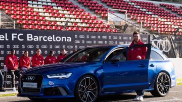 Messi posa junto al auto que la marca le concedió para el 2017.