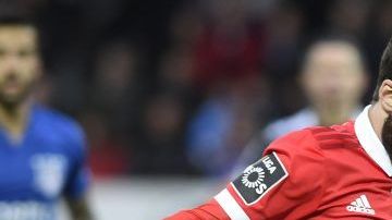 Antonio Briseño en partido contra Benfica.
