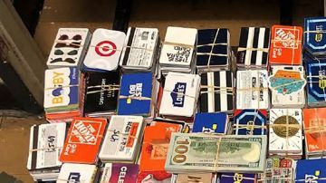 Parte de las miles de tarjetas decomisadas