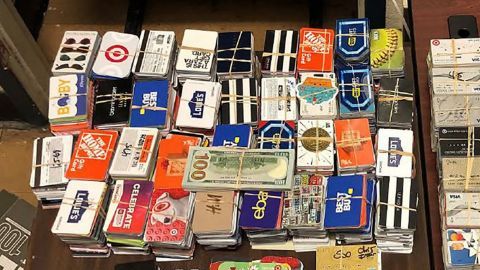 Parte de las miles de tarjetas decomisadas