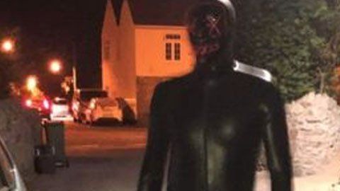 Así viste el hombre que persigue a víctimas mientras se toca y gime.