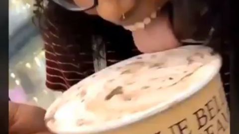 La joven pasa la lengua por el helado.