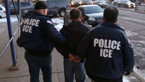 La policía estatal tendrá la facultad de arrestar a los inmigrantes sin papeles, según el proyecto de ley.