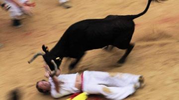 Miles corrieron hoy por tercer día delante de seis toros en el festival anual de San Fermín.