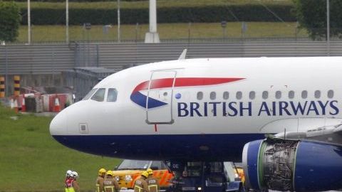 Un avión de la aerolínea británica British Airways (BA), es inspeccionado por los servicios de seguridad.