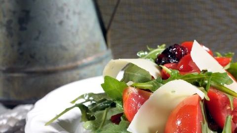 Ensalada Caprese con pollo, una excelente opción para cenar en casa.