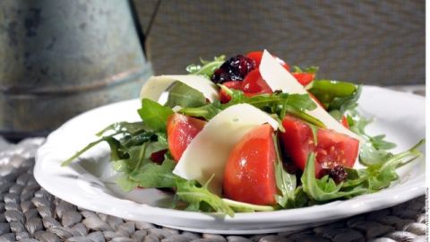 Ensalada Caprese con pollo, una excelente opción para cenar en casa.