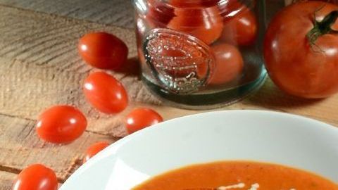 Deliciosa sopa de jitomate asado con aceite de albahaca, un verdadero manjar.