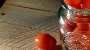 Deliciosa sopa de jitomate asado con aceite de albahaca, un verdadero manjar.