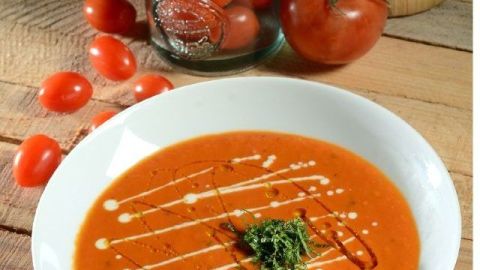 Deliciosa sopa de jitomate asado con aceite de albahaca, un verdadero manjar.