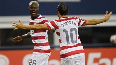 El jugador estadounidense Eddie Johnson (i) celebra con su compañero Landon Donovan. EFE/archivo
