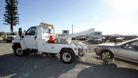 Activistas dicen que la compañía de grúas Albert's Towing  se benefició de sus relaciones con la Policía de El Monte.