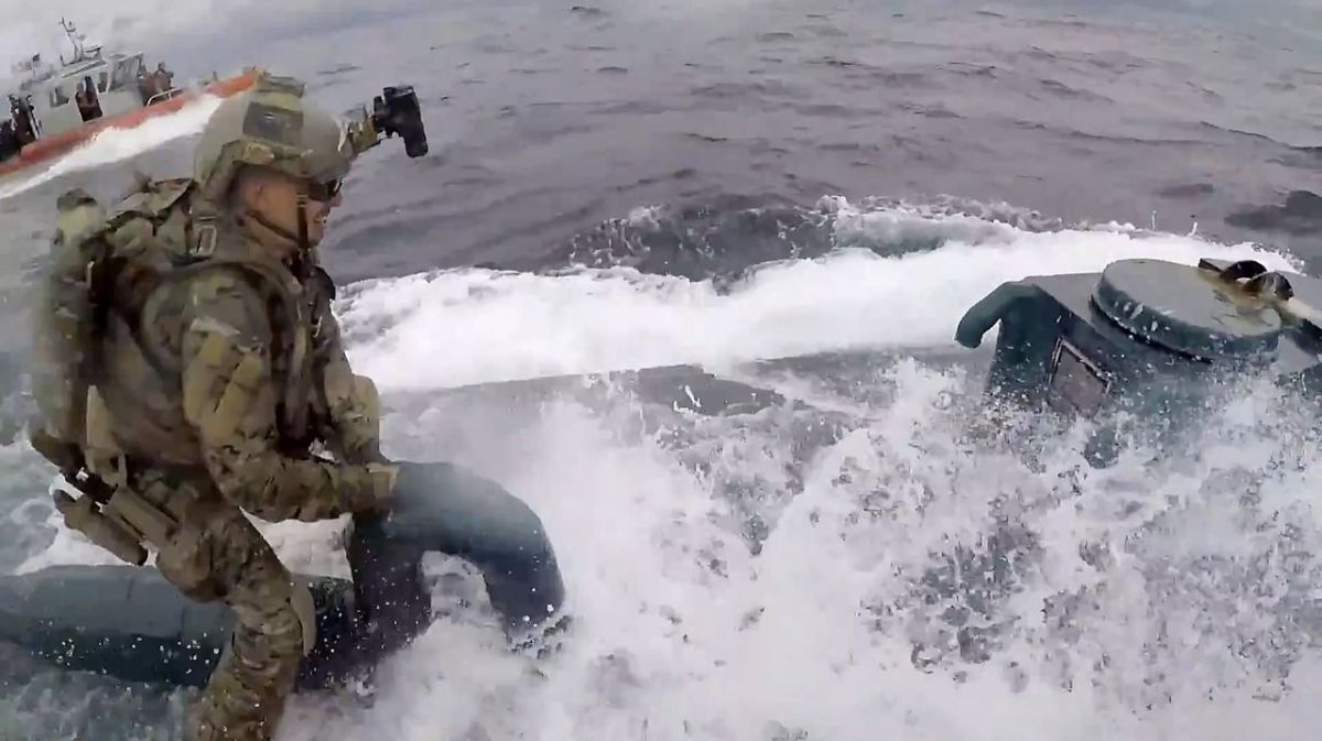 VÍDEO: Narcosubmarino interceptado por la Guardia Costera ...