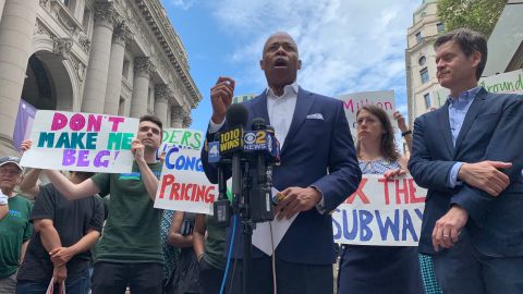 El presidente de Brooklyn, Eric Adams, junto a manifestantes que piden mejoras a autobuses