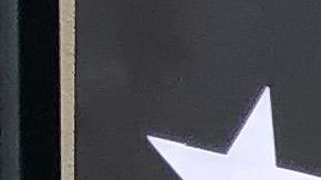 Rosa y sus dos hijitos celebran la graduación de Kindergarten./Cortesía FriendsLA