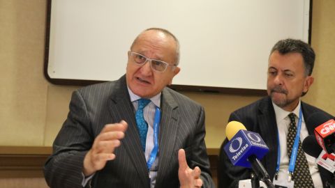 Jesús Meade Kuri (i), Secretaría de Relaciones Exteriores de México, y Carlos Eugenio García, cónsul general de México en LA. (Jorge Macías)