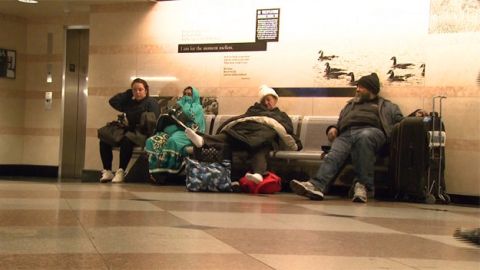 Personas sin hogar en la estación