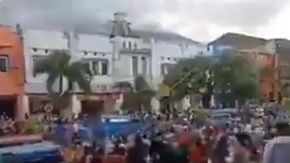 Las personas salieron corriendo de un centro comercial.