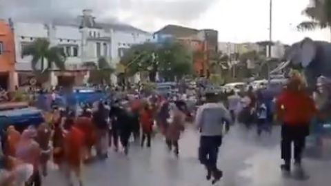 Las personas salieron corriendo de un centro comercial.