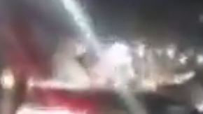 Enfurecida, la mujer chocó con su camioneta el auto de su pareja.