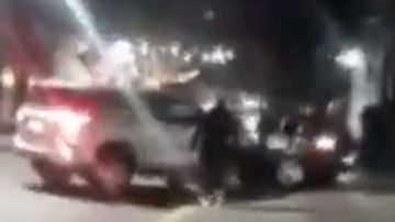 Enfurecida, la mujer chocó con su camioneta el auto de su pareja.