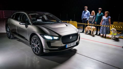 Sin sonido de motor, el Jaguar I-PACE eléctrico requería una nueva forma de advertir a los usuarios ciegos, discapacitados visuales y otros usuarios vulnerables de la carretera a los que se aproxima a baja velocidad. Jaguar ha diseñado un Sistema de Alerta de Vehículos Audibles (AVAS) único para su primer EV que cumple y supera todas las futuras leyes globales.