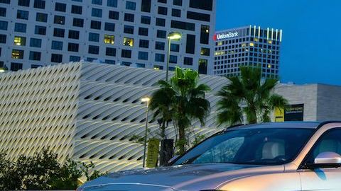 Jaguar F-Pace. Precio desde: $40,990. En la nueva era de los SUVs de lujo, no podía faltar un Jaguar. El nuevo F-Pace SUV también se pondrá a la venta el próximo año y la automotriz inglesa espera un fuerte movimiento en sus concesionarios con este modelo. El F-Pace se ve impresionante y con un V6 potente, debería ser una mina de oro no explotada para Jaguar.