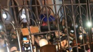 Decenas de manifestantes se dieron cita ayer frente a La Fortaleza, para exigir la renuncia del gobernador.