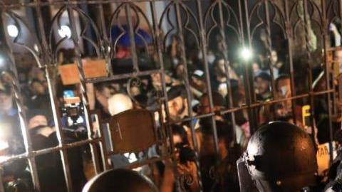 Decenas de manifestantes se dieron cita ayer frente a La Fortaleza, para exigir la renuncia del gobernador.