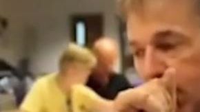 Profesor acusado de eyacular en la flauta.