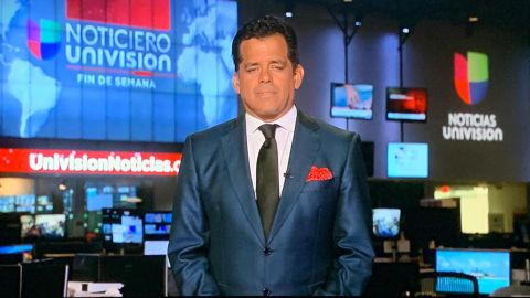 Jorge Viera presentando los avances del Noticiero Univision.