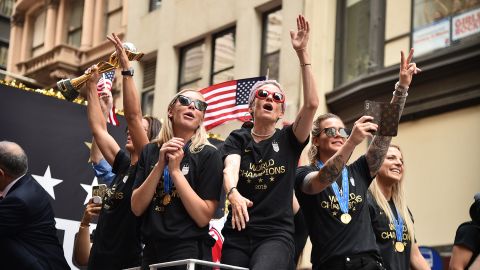 Las jugadoras del equipo de fútbol femenino de EEUU durante el desfile por el "Cañón de los Héroes".