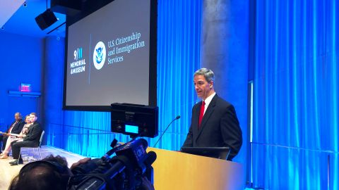 El director interino de USCIS, Ken Cuccinelli.