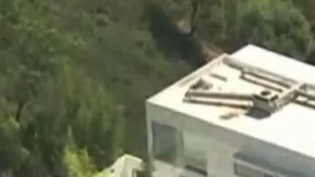 Imagen aérea captada por Sky5 de la orden de registro en Hollywood Hills e imagen de archivo publicada por el Alguacil del Condado de Los Ángeles.