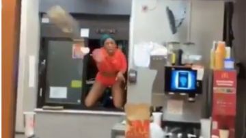 La mujer comenzó a arrojarle a los empleados refresco.