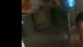 En todo momento, la menor se cubre la cara.