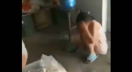 En todo momento, la menor se cubre la cara.