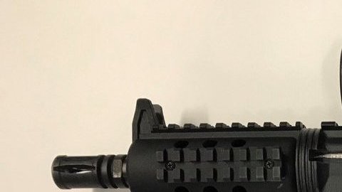 El arma automática incautada