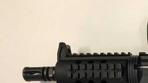 El arma automática incautada