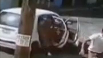 La mujer logra escapar de los criminales.