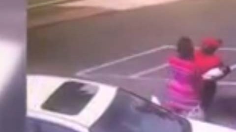 La trifulca se reportó en el estacionamiento de una tienda de artículos de belleza en Moultrie, Georgia.