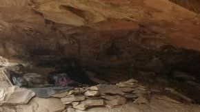 Narcos tenían esclavos, obligaban a 21 hombres a trabajar y dormir en una cueva en Chihuahua