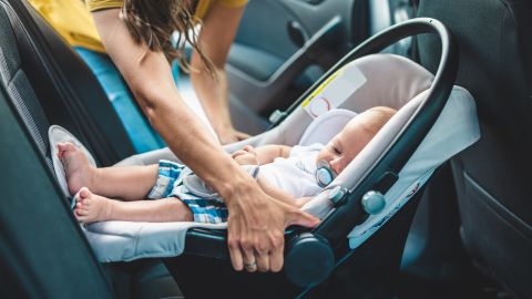 Las autoridades recomiendan poner las llaves, el teléfono celular, la billetera junto a su hijo para asegurarse de verlo cuando estacione el auto.