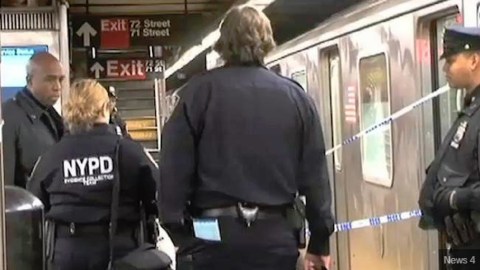 Cundiff supuestamente sacó un cuchillo y lo clavó en el estómago del hombre mayor.
