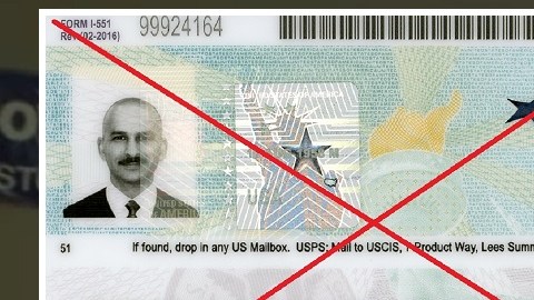 Un inmigrante que comete un delito podría perder su 'green card'.