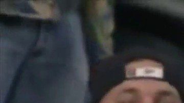 Atrapó la bola de jonrón con una mano sin despertar al bebé que traía en la otra.