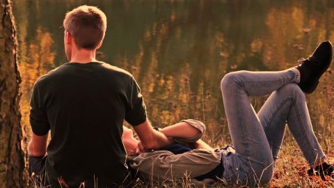 Ten en cuenta los riesgos de que tu mejor amigo se convierta en tu pareja.