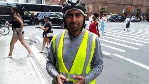 A pesar del temor por las redadas, el mexicano Pedro no ha abandonado su rutina.