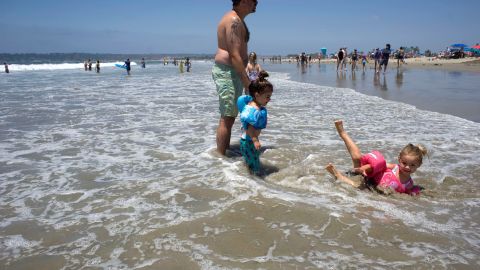 Con la llegada del verano, las playas de San Diego registran una mayor afluencia de residentes y turistas, pero también de rayas y con ellas los riesgos de sufrir una picadura, tal como advierten las autoridades locales.