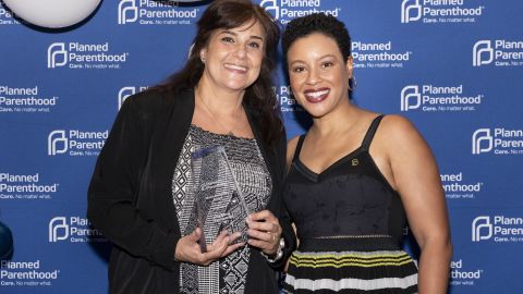 V. Gaglianone (izq.) de La Opinion, recibe el award de M. Roussell Newman (der.), de Planned Parenthood.